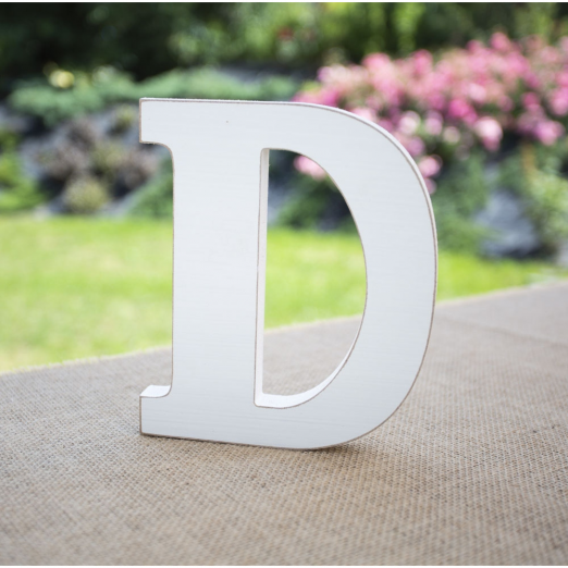 Drewniana litera "D" biała